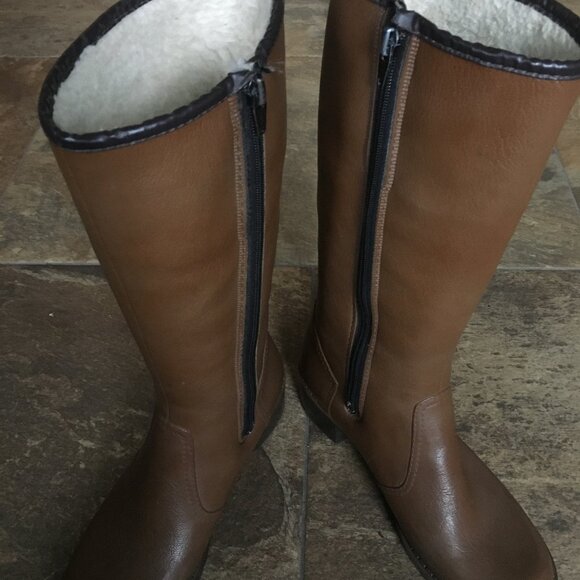 Vintage Tall Brown Boots With Fleecy Lining Made in Canada - Picture 5 of 11